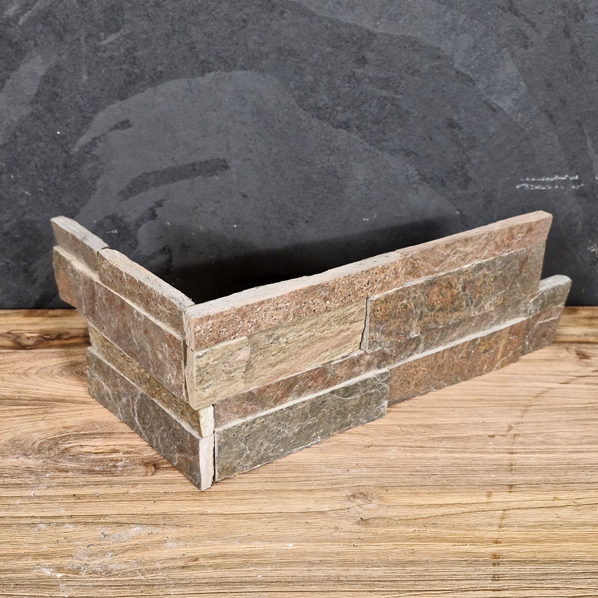 Naturstein Verblender aus Quarzit von COPPER QUARZIT, Eckstück, sichtbare Textur in natürlichem Quarzit-Design