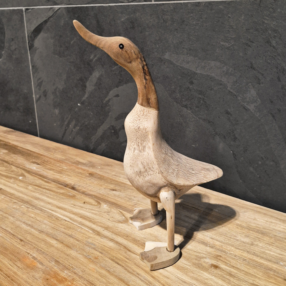 Dekorative Laufente aus Teakholz, perfekt für Badgestaltung, von der Marke TIERE, zeigt detaillierte Holzstruktur und natürliche Optik