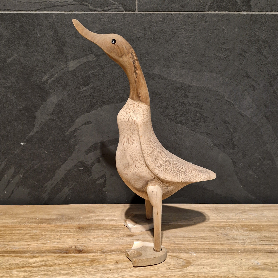 Deko-Ente aus Teakholz, Badgestaltung, detailreiche Laufente Figur von der Marke TIERE, natürliche Holzmaserung sichtbar