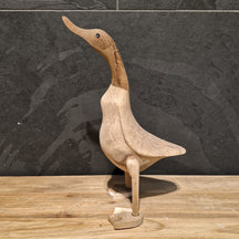 Deko-Ente aus Teakholz, Badgestaltung, detailreiche Laufente Figur von der Marke TIERE, natürliche Holzmaserung sichtbar