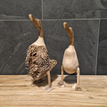 Deko-Ente aus Teakholz in natürlicher Wurzelholz-Optik, ideal für Badgestaltung, von der Marke TIERE