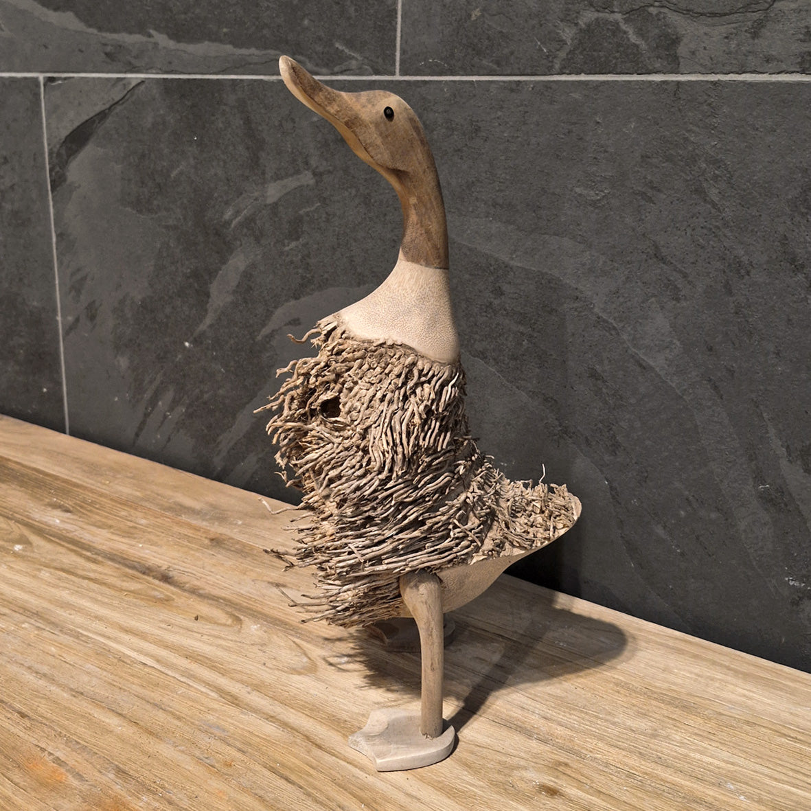 Deko-Ente aus Wurzelholz für Badgestaltung, detailreiche Laufente als originale Baddekoration von TIERE