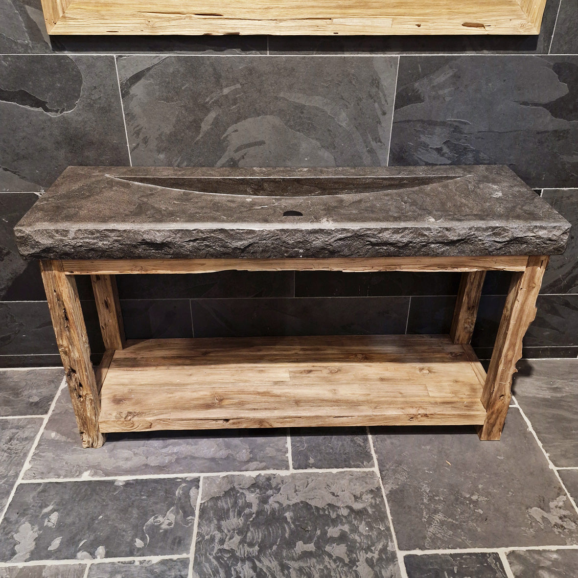 Badezimmermöbel mit Waschtisch aus Teak, Untertisch in Naturstein-Optik, von Denpasar, mit grobem Blaustein-Design.
