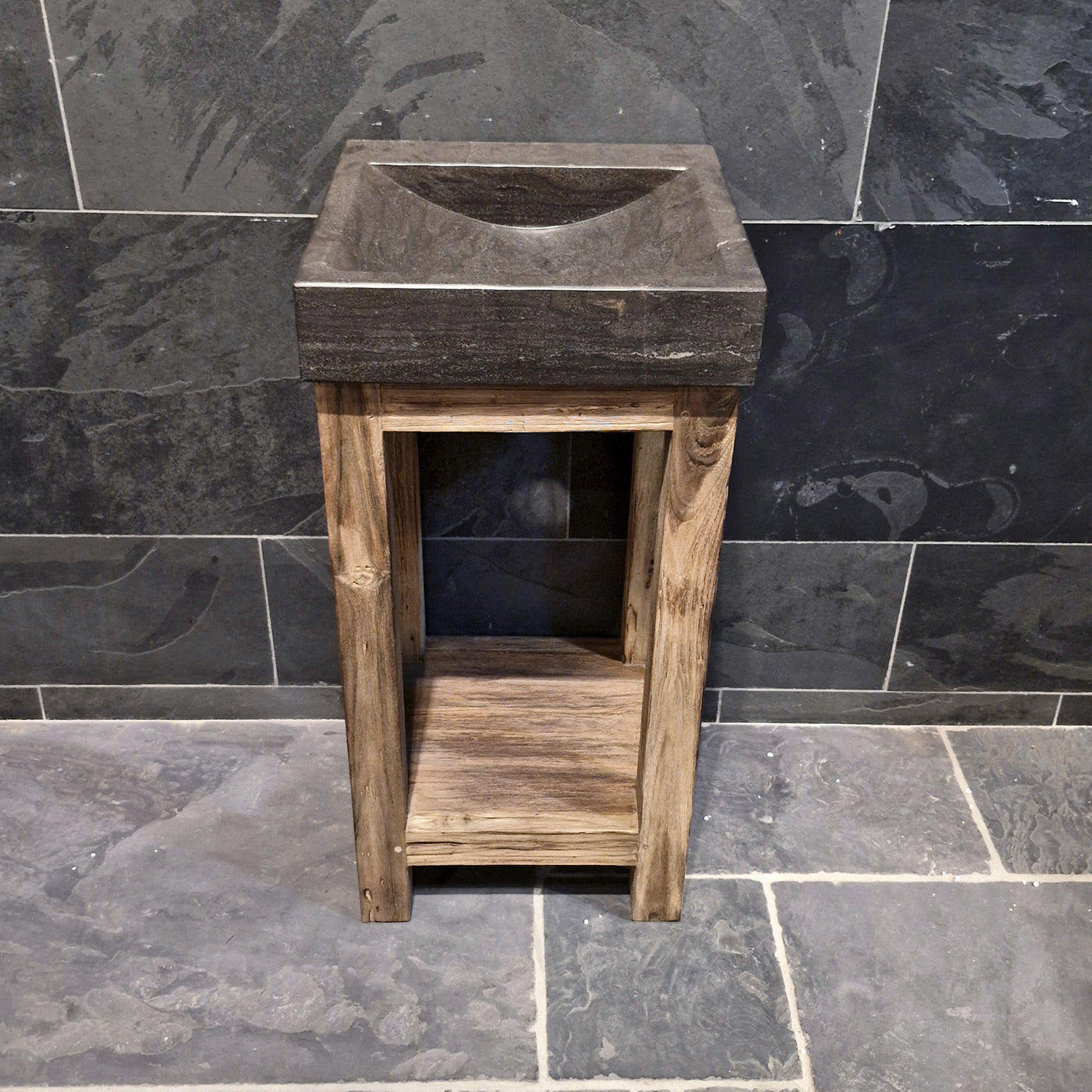 Badmöbel mit glattem Blaustein Waschtisch aus recyceltem Teakholz, moderne Badgestaltung, von Denpasar