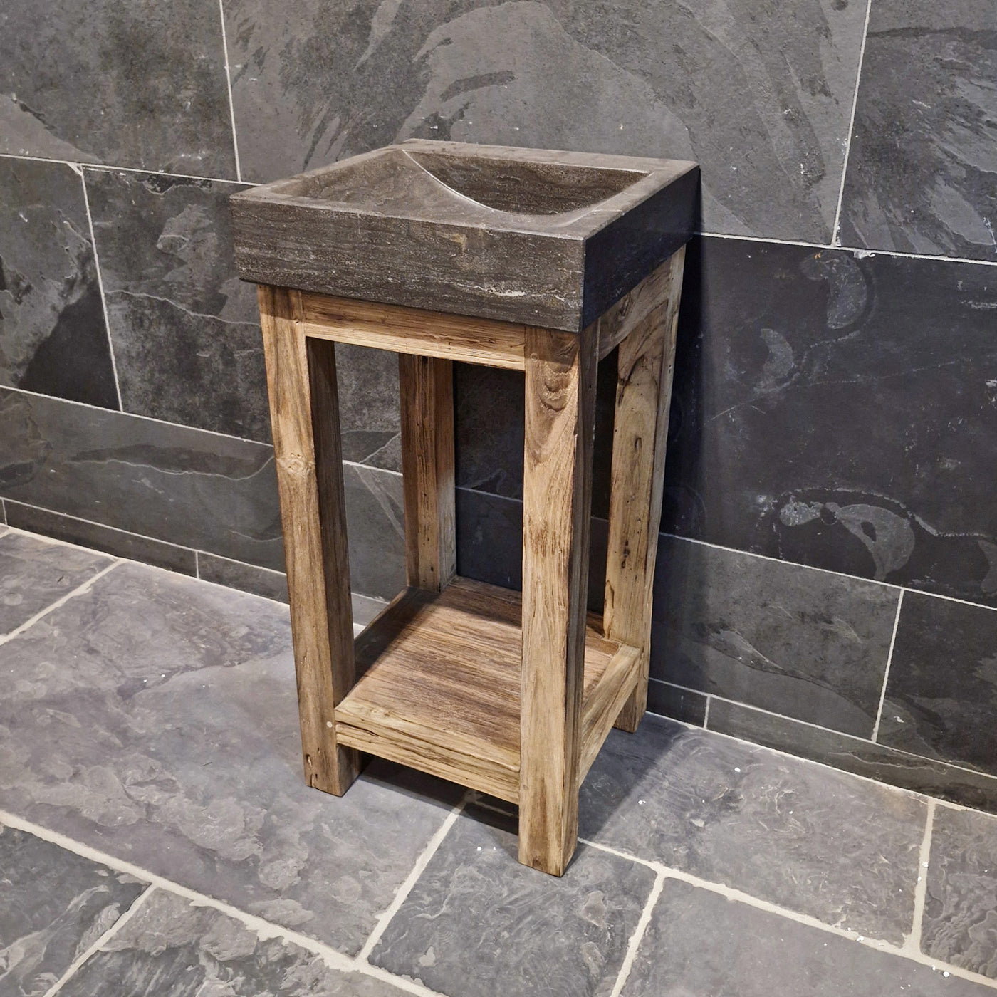 Moderner Badmöbel mit glattem Blaustein-Waschtisch aus recyceltem Teakholz, von Denpasar, in stilvoller Badgestaltung.