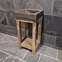 Moderner Badmöbel mit glattem Blaustein-Waschtisch aus recyceltem Teakholz, von Denpasar, in stilvoller Badgestaltung.