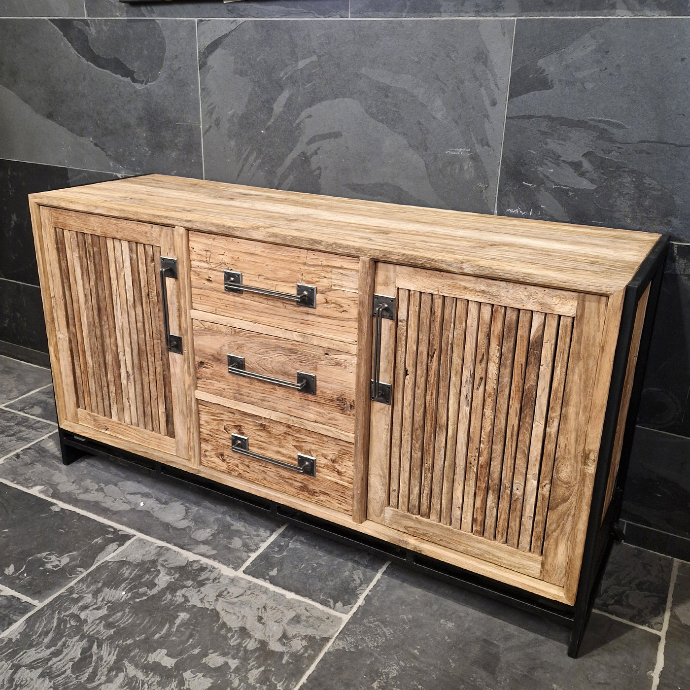 Recycelter Teakholz-Unterschrank mit Schlitzen für Badgestaltung, von Depoku, 150x47x80cm, modernes und nachhaltiges Design