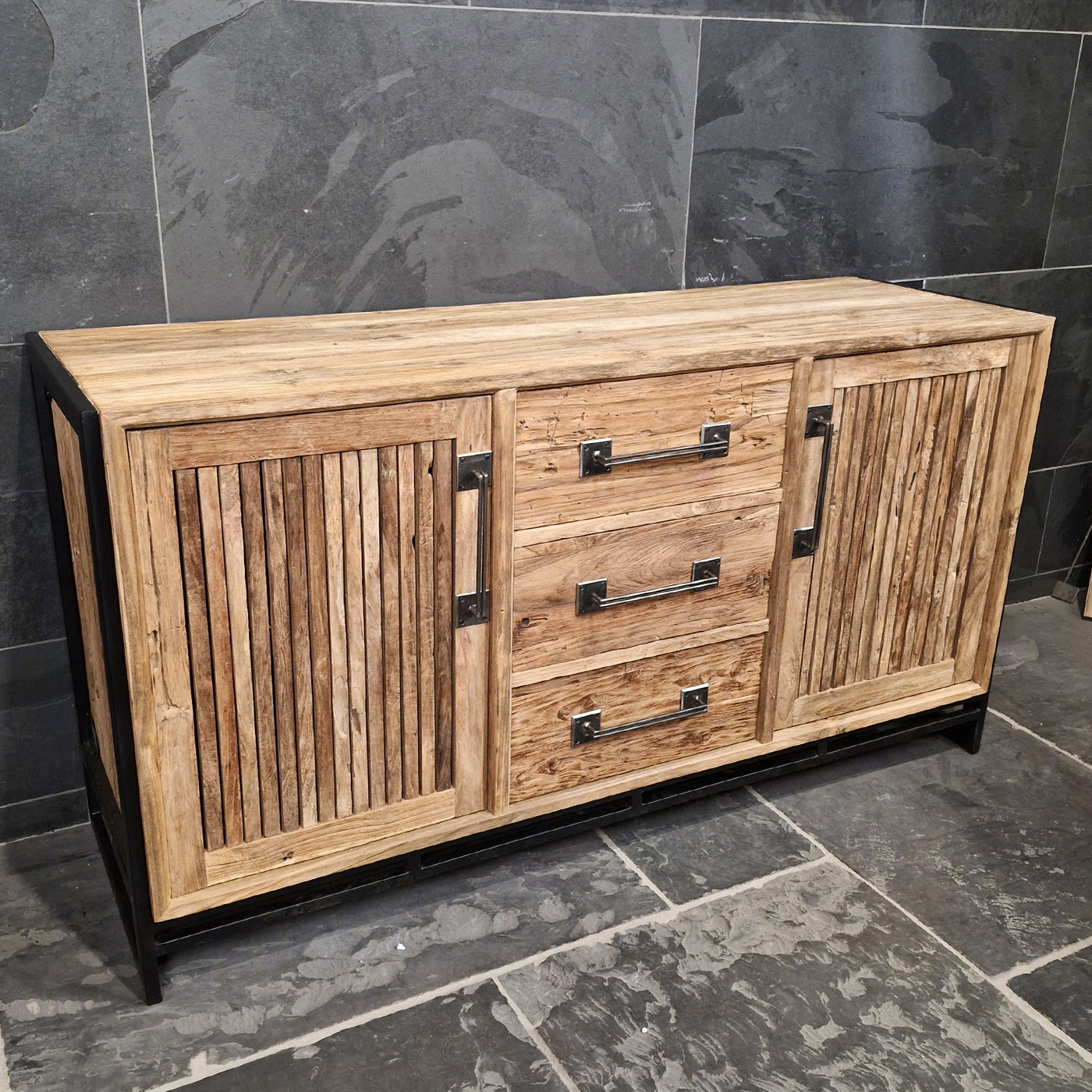Depoku Unterschrank mit Schlitzen aus recyceltem Teakholz, 150x47x80cm, für Badgestaltung, moderne und nachhaltige Badmöbel