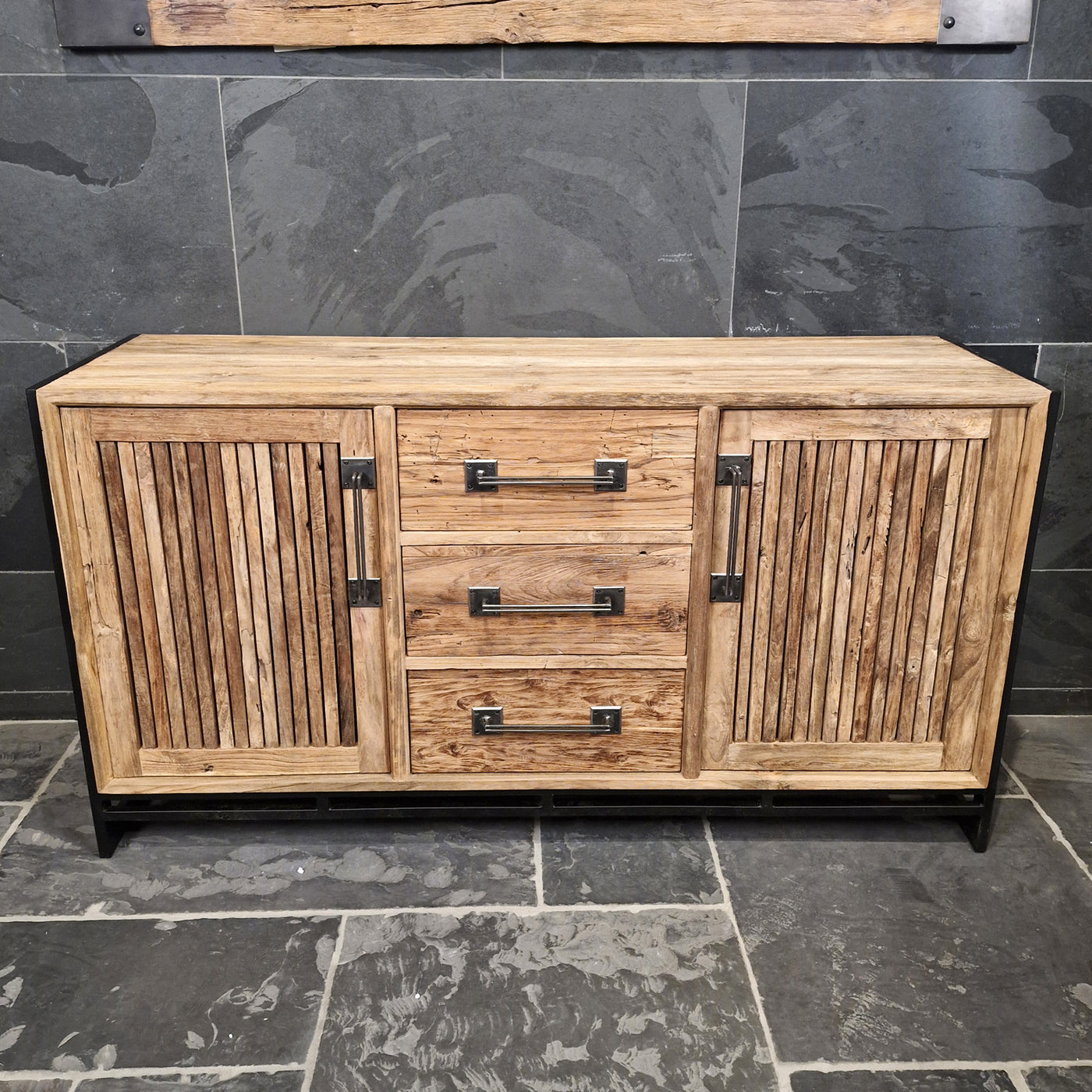 Moderner Badunterschrank aus recyceltem Teakholz mit Schlitzen, 150x47x80cm, von Depoku, stilvolle Badgestaltung
