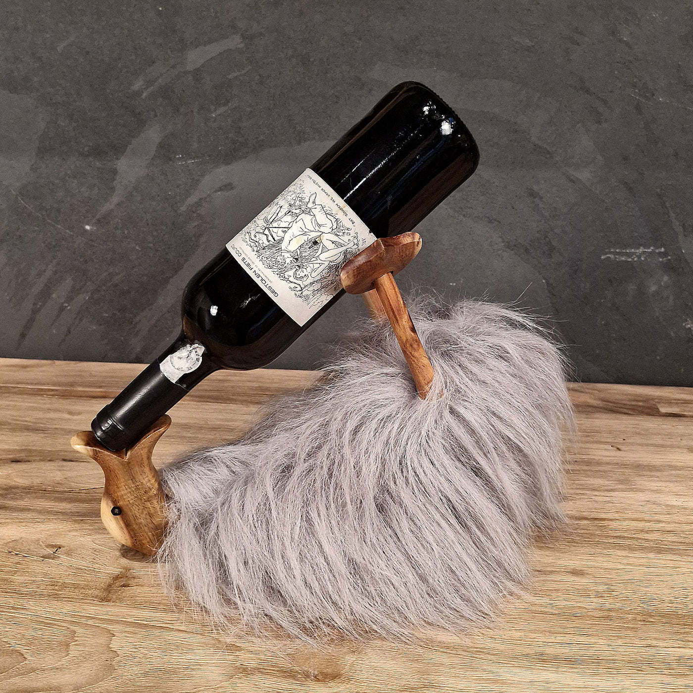 Graue Deko-Ente aus Plüschfell, "Drunking Duck" von TIERE, gemütliche Dekofigur für Zuhause