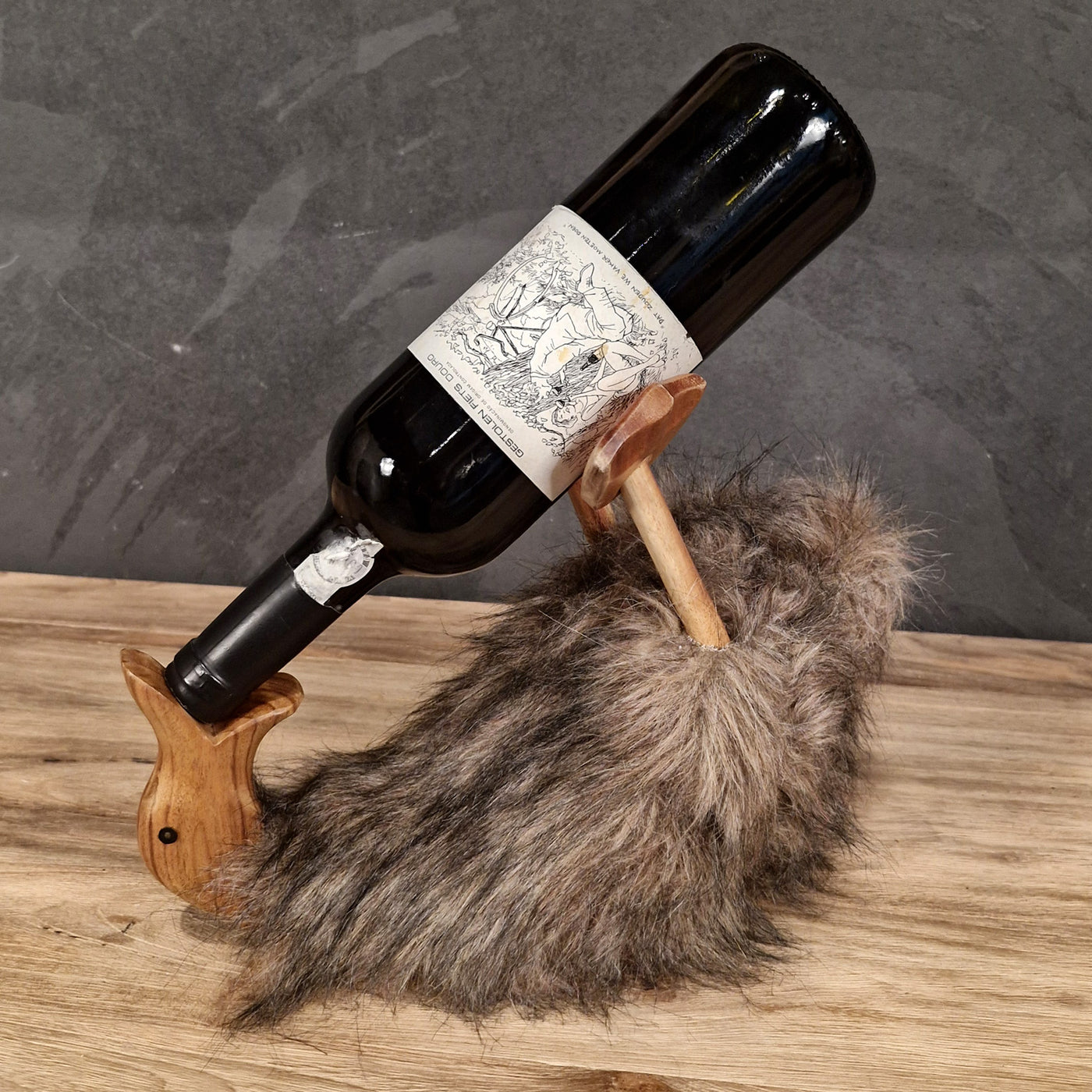 Deko Ente "Drunking Duck" mit Plüschfell in grauer Farbe, aus der TIERE Marke, als dekoratives Kuscheltier.