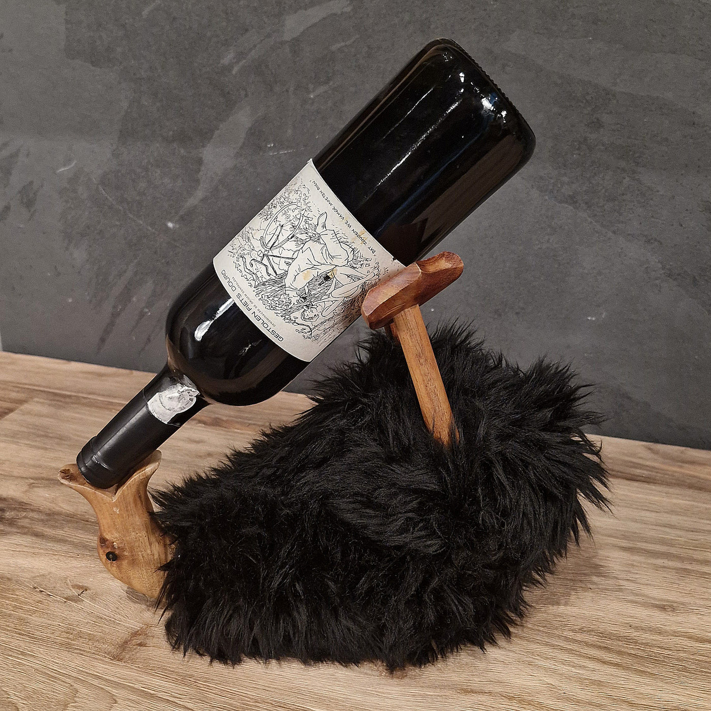 Schwarze Deko-Ente aus Plüschfell mit lustigem Design, von der Marke TIERE, ideal als charmante Dekoration.