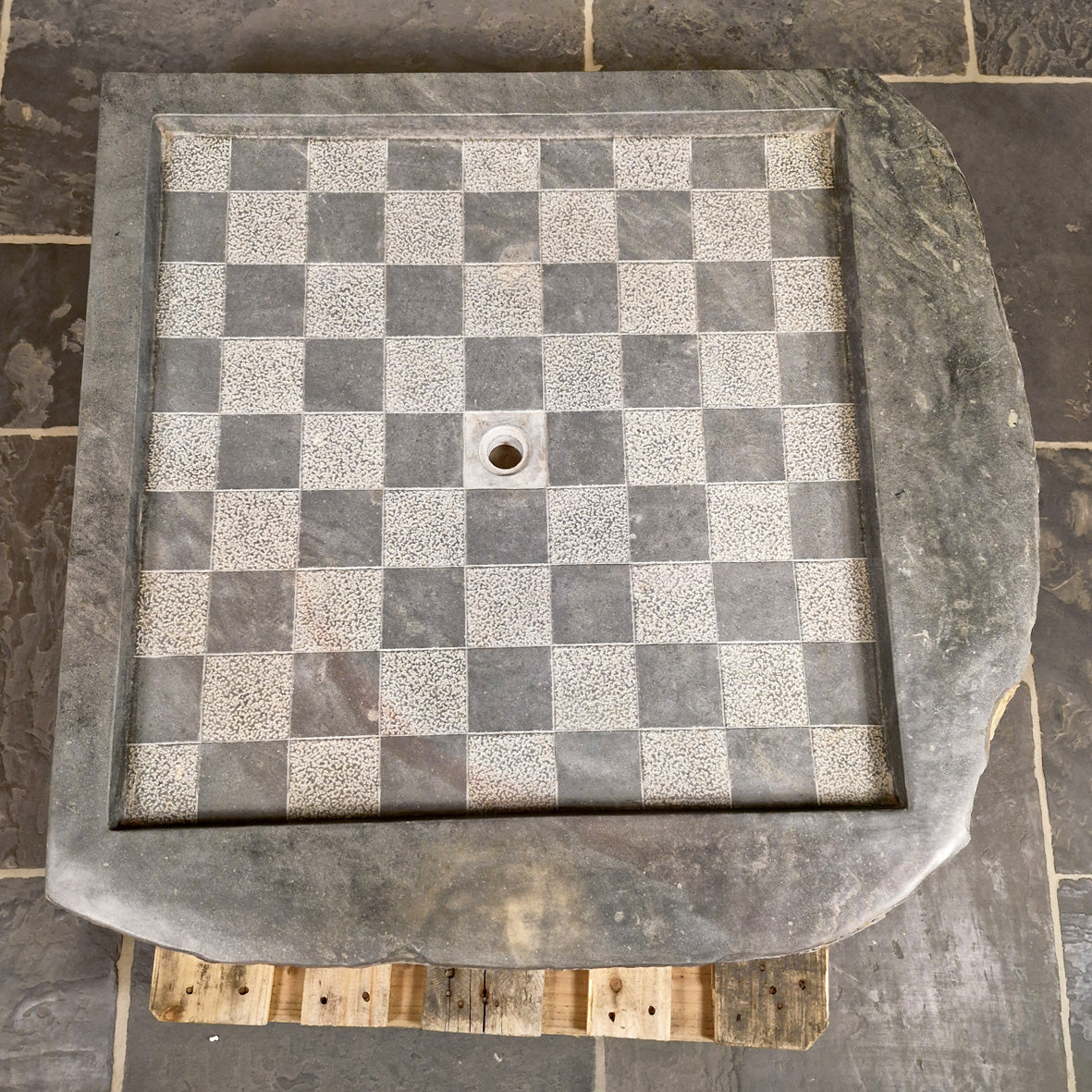 Handgefertigte ACHERON Duschtasse aus Flussstein, 112x117x10 cm, mit natürlicher, rauer Oberfläche für Badgestaltung.