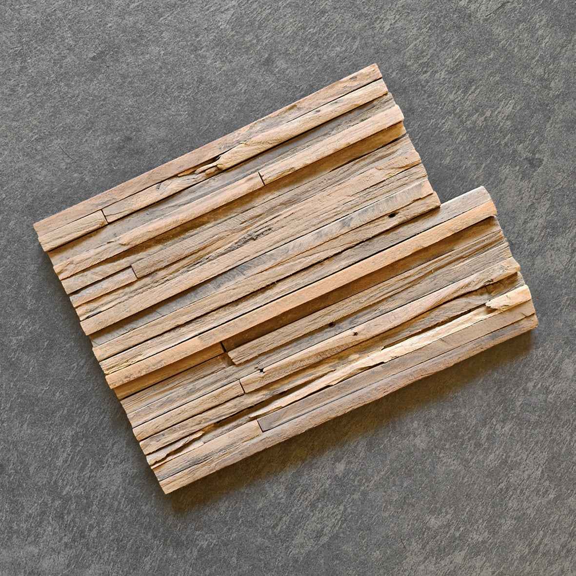 Holzverblender aus Teakholz von ERO, detailreiche Oberfläche und natürliche Maserung, ideale Verblendung für Innen- und Außenbereiche