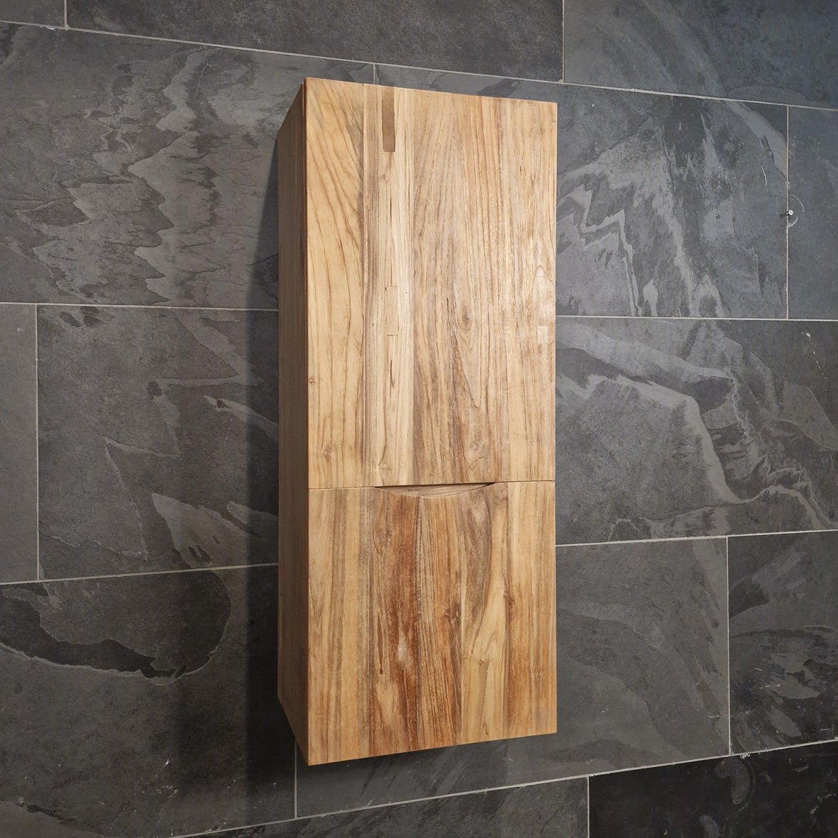 Teakholz Hängeschrank von Modell C, zeitloses Badezimmermöbel, rechteckig, 40x100x30cm, mit Türen und Stauraum.