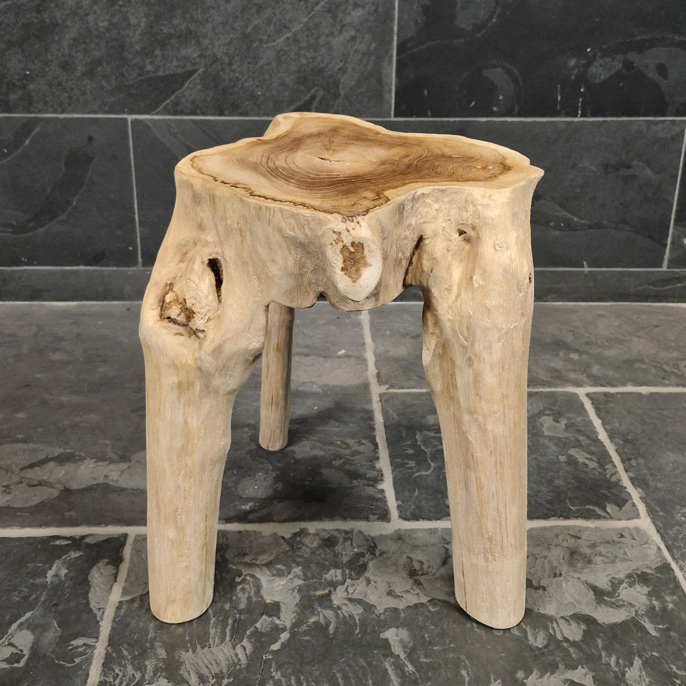 Wurzelholz Hocker aus Altholz, geeignet für Badgestaltung, mit natürlichen Holzmaserungen und handgefertigtem Design.