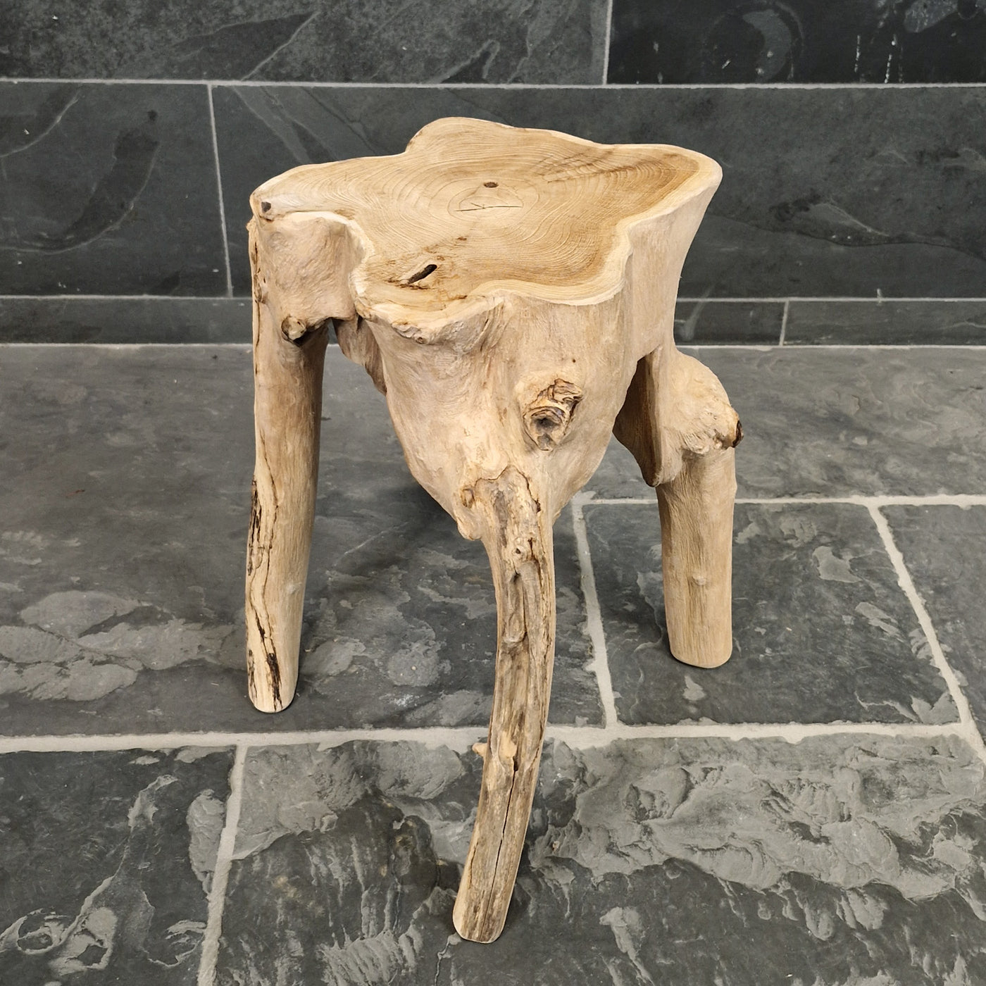 Hocker aus Wurzelholz und Altholz, handgefertigt für Badgestaltung, quadratisch, Maße 34x34x47 cm, von HOCKER.