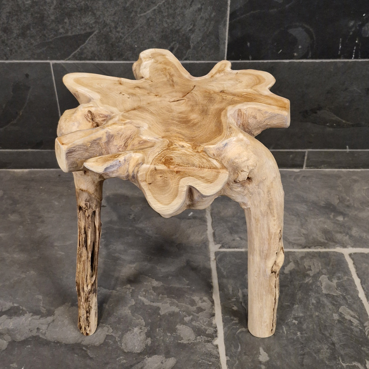 Hocker aus Wurzelholz und Altholz, handgefertigt, für Badgestaltung, HOCKER Marke, Maße 37x36x46 cm.