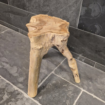Hocker aus Wurzelholz und Altholz, handgefertigt für Badgestaltung, stilvoller Hocker mit natürlichen Holzmaserungen.