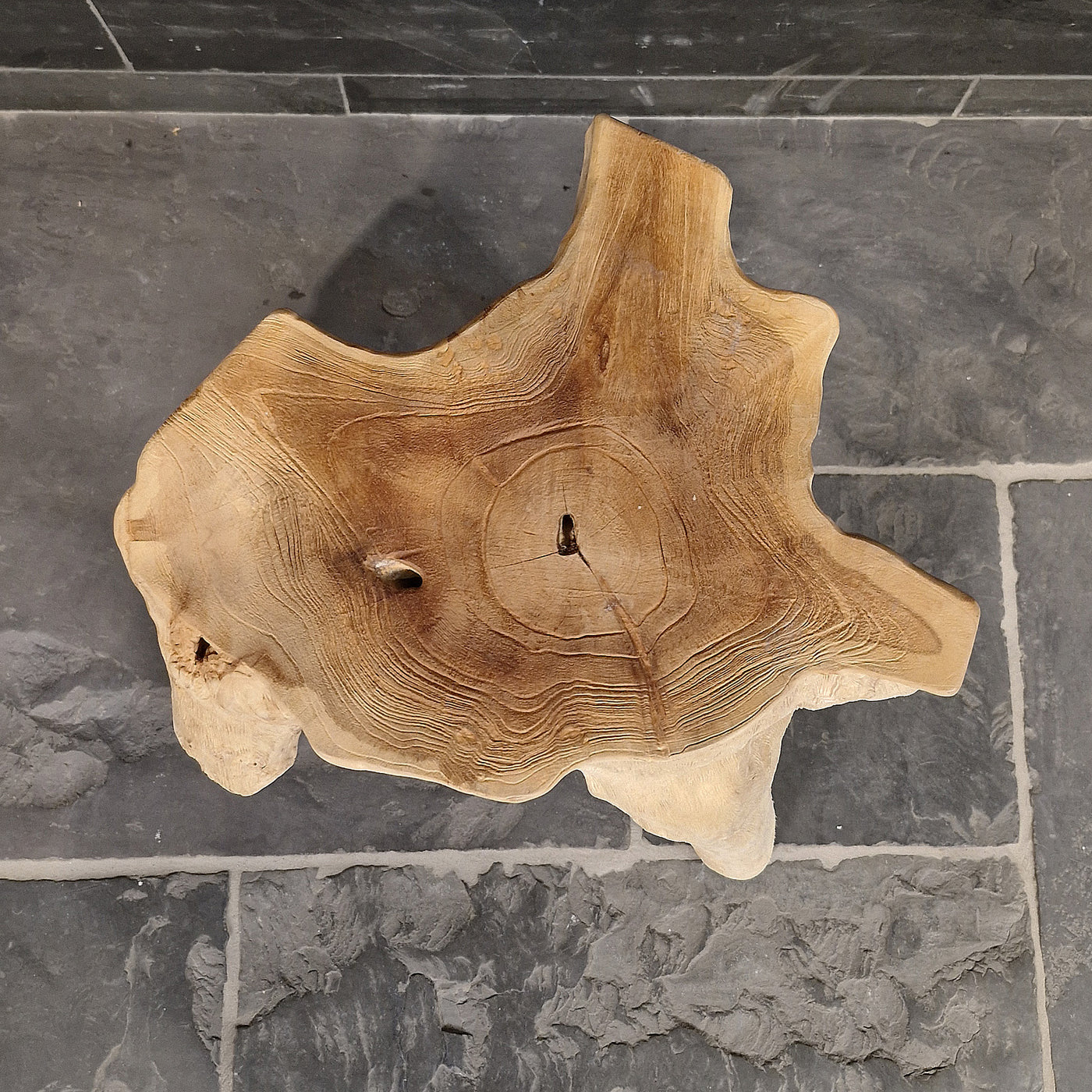 Hocker aus Wurzelholz im Badgestaltungsstil, aus Altholz, rechteckig, mit natürlichen Maserungen, Maße 39x33x47 cm
