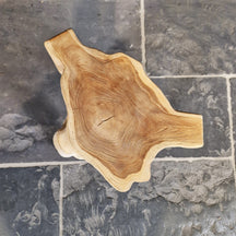 Hocker aus Wurzelholz im Badgestaltung, aus Altholz, mit natürlichen Maserungen und handgefertigtem Design, Maße 37x22x47 cm