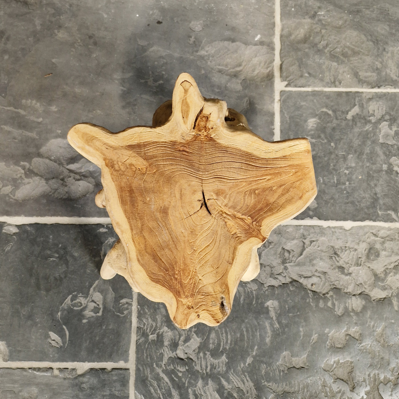 Wurzelholz Hocker aus Altholz, Badgestaltung, rechteckiger Sitz mit natürlichen Holzmustern und 47 cm Höhe.