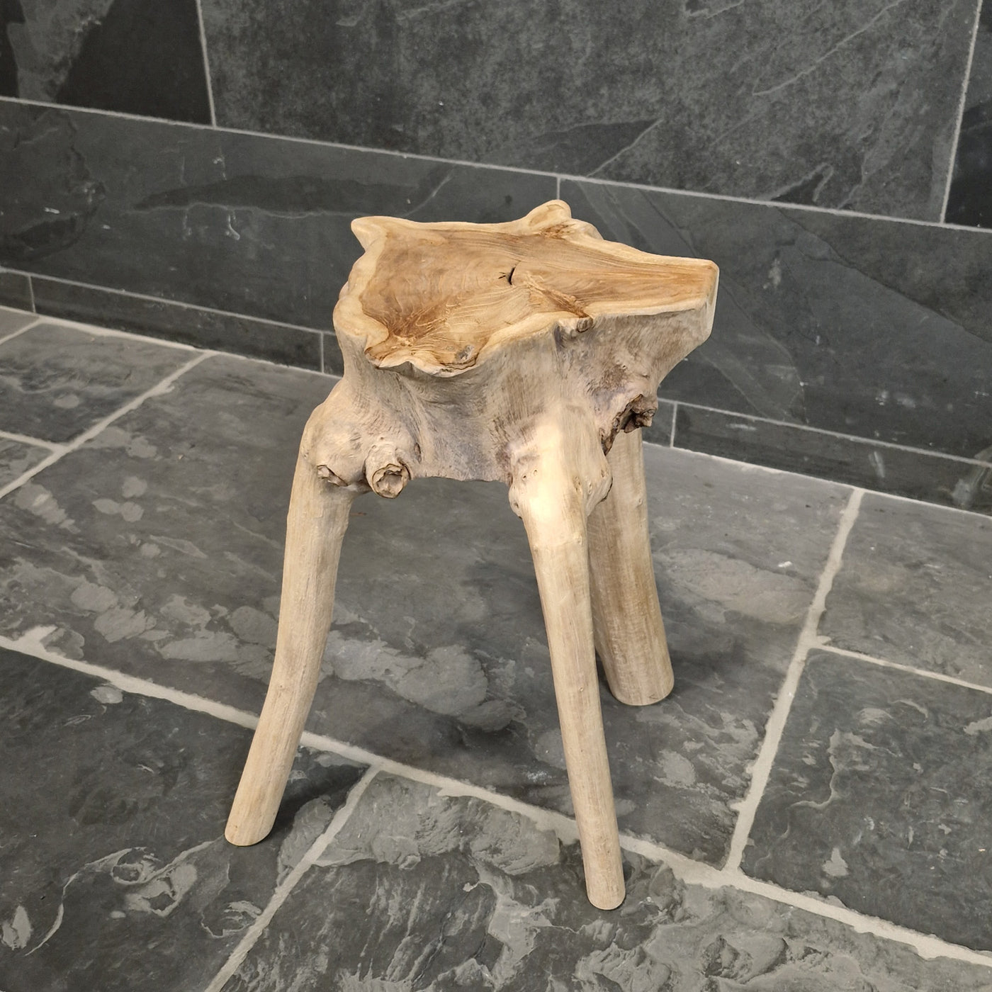 Hocker aus Wurzelholz und Altholz, Teil der Badgestaltung, mit 30x30x47cm, natürliche Holzmaserung, dekoratives Möbelstück