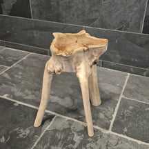 Hocker aus Wurzelholz und Altholz, Teil der Badgestaltung, mit 30x30x47cm, natürliche Holzmaserung, dekoratives Möbelstück