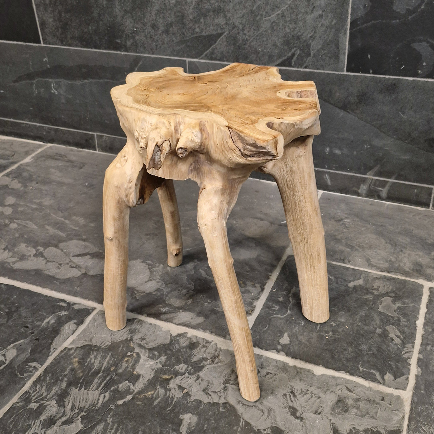 Hocker aus Wurzelholz und Altholz für Badgestaltung, rechteckig, mit natürlichen Holzmaserungen und robustem Design.
