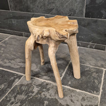 Hocker aus Wurzelholz und Altholz für Badgestaltung, rechteckig, mit natürlichen Holzmaserungen und robustem Design.