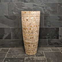 Mittlere Holzvase in rundem Design für Badgestaltung, aus der Marke VASE, sichtbar mit Holzoptik und verschiedenen Größen.