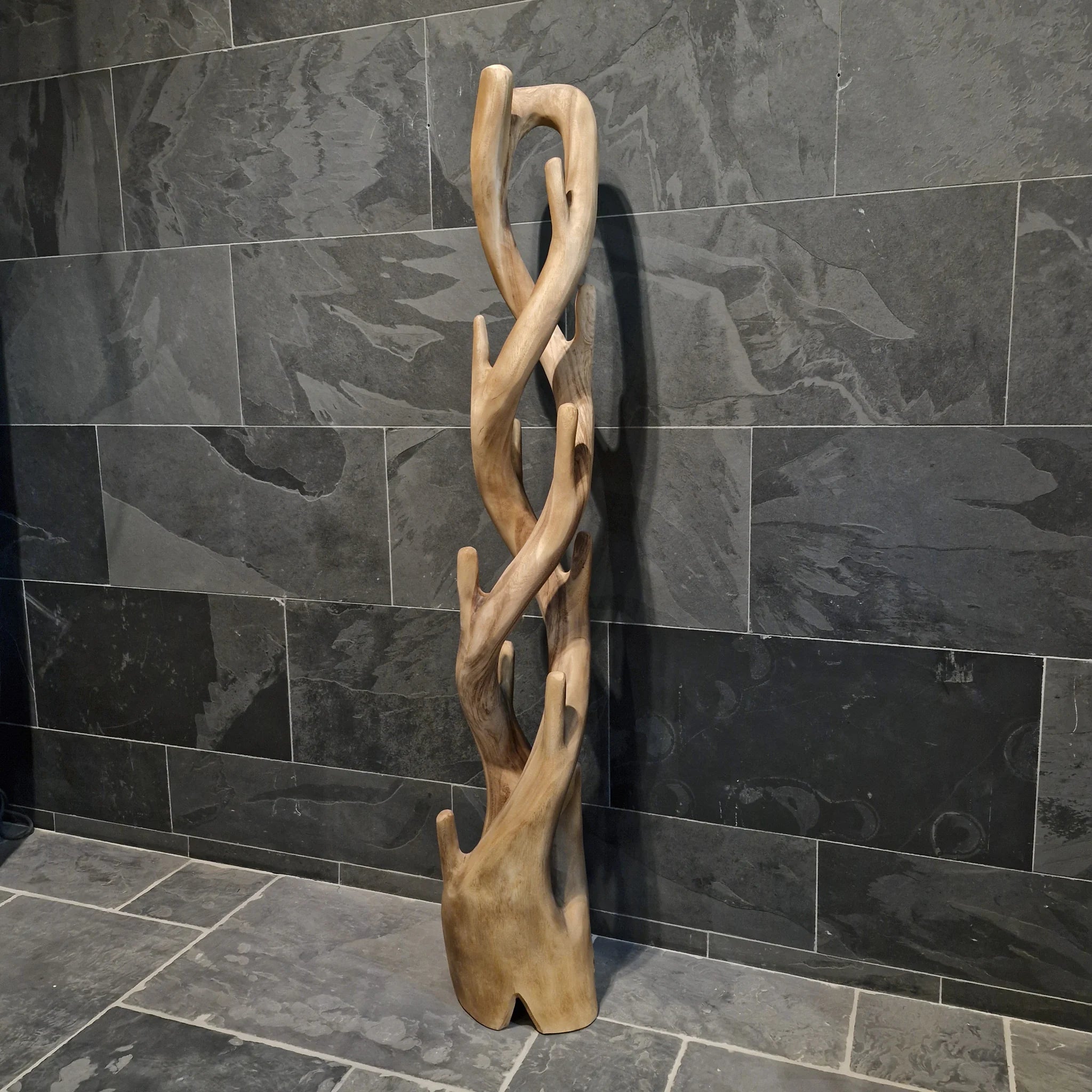 Doppelter Kleiderständer aus recyceltem Teakholz für Badgestaltung, stilvoller und umweltfreundlicher Kleiderständer.