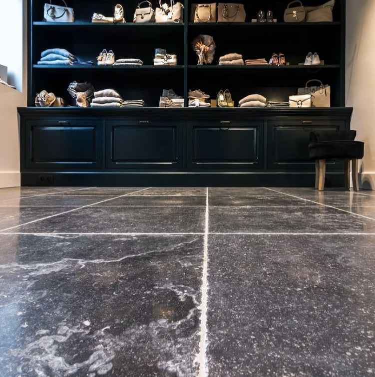 Muster Kalksteinfliesen aus belgischem Blaustein von Muster, getrommelt, mit Kloosterdal-Design für natürliche Bodenbeläge