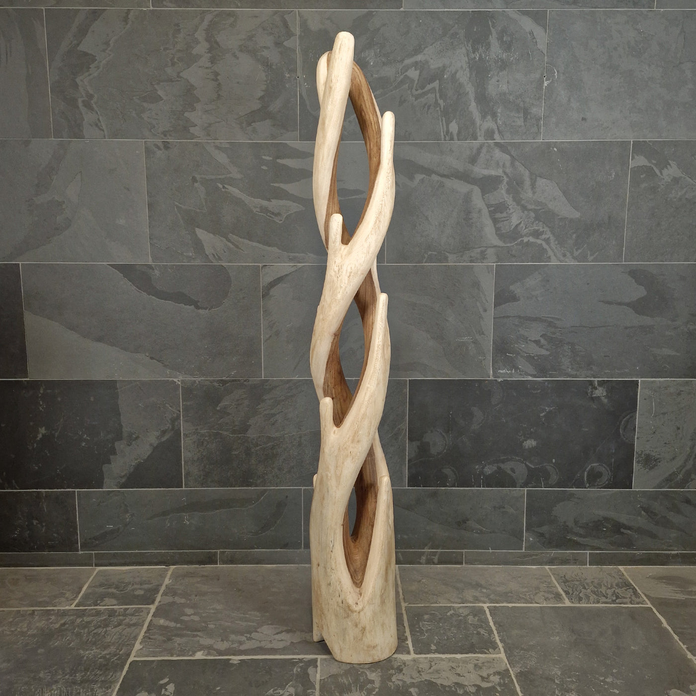 Kleiderständer aus recyceltem Teakholz, ideal für Badgestaltung, mit doppeltem Design und natürlichem Holzfinish.