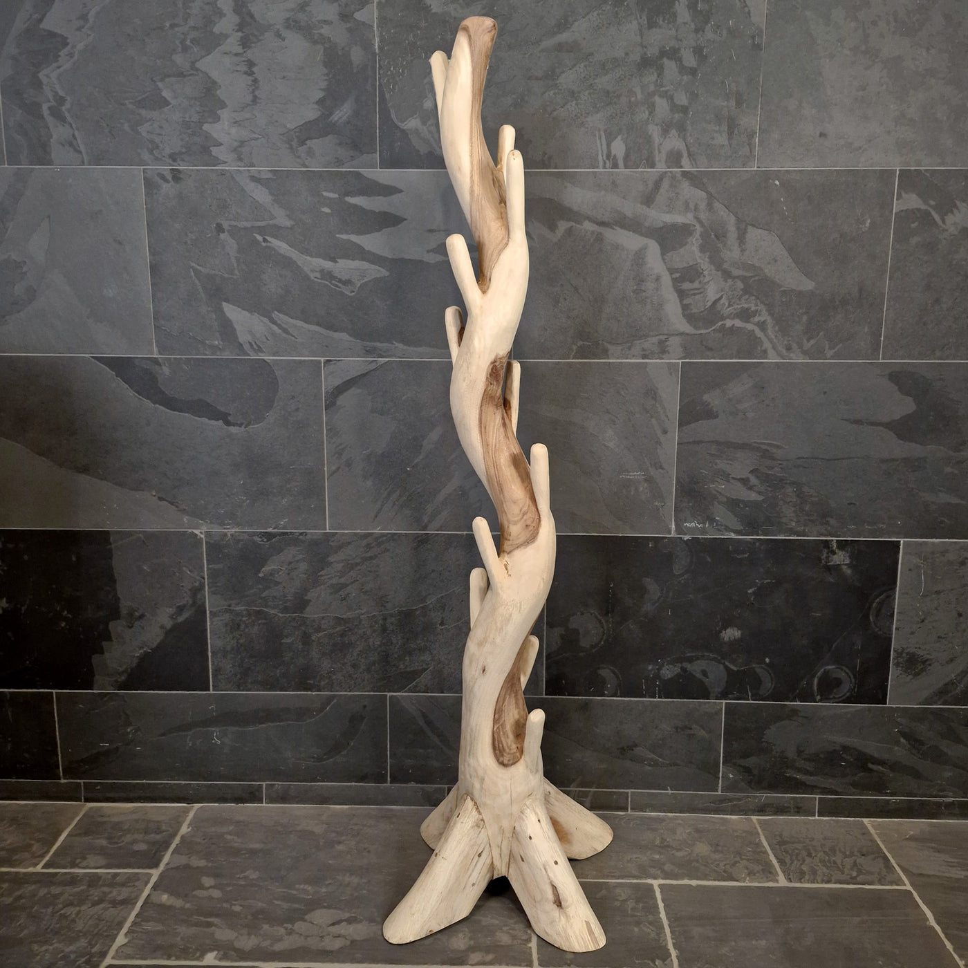 Recycelter Kleiderständer aus Teakholz für Badgestaltung, mit robusten Haken und natürlicher Holzoptik.