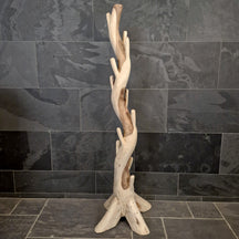 Recycelter Kleiderständer aus Teakholz für Badgestaltung, mit robusten Haken und natürlicher Holzoptik.