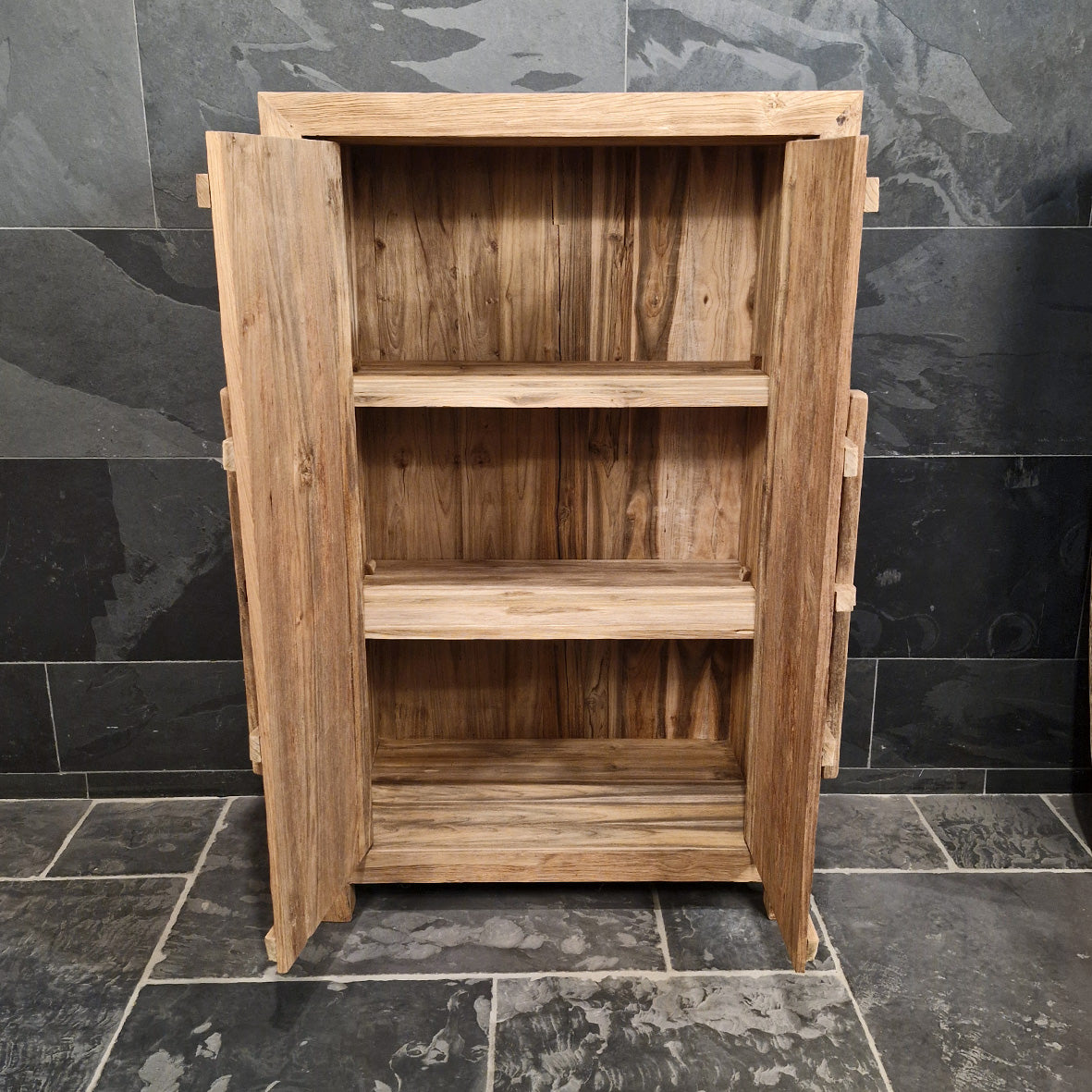 Nachhaltiger Doppeltür-Wandschrank von Kodia für Badgestaltung, Maße 90x45x145 cm, modernes und zeitloses Design