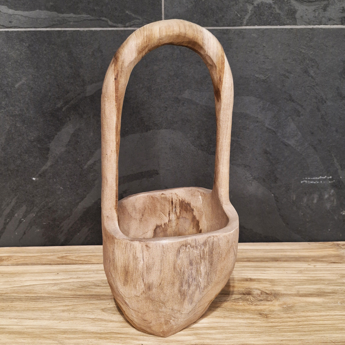 Handgefertigtes Deko-Korb aus Teakholz für Badgestaltung, mit natürlicher Holzstruktur und dekorativem Design.