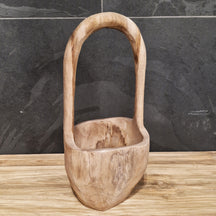 Handgefertigtes Deko-Korb aus Teakholz für Badgestaltung, mit natürlicher Holzstruktur und dekorativem Design.