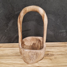 Deko Badgestaltung aus Teakholz mit Korbchen-Design, zeigt natürliche Holzstruktur und handgefertigte Details.