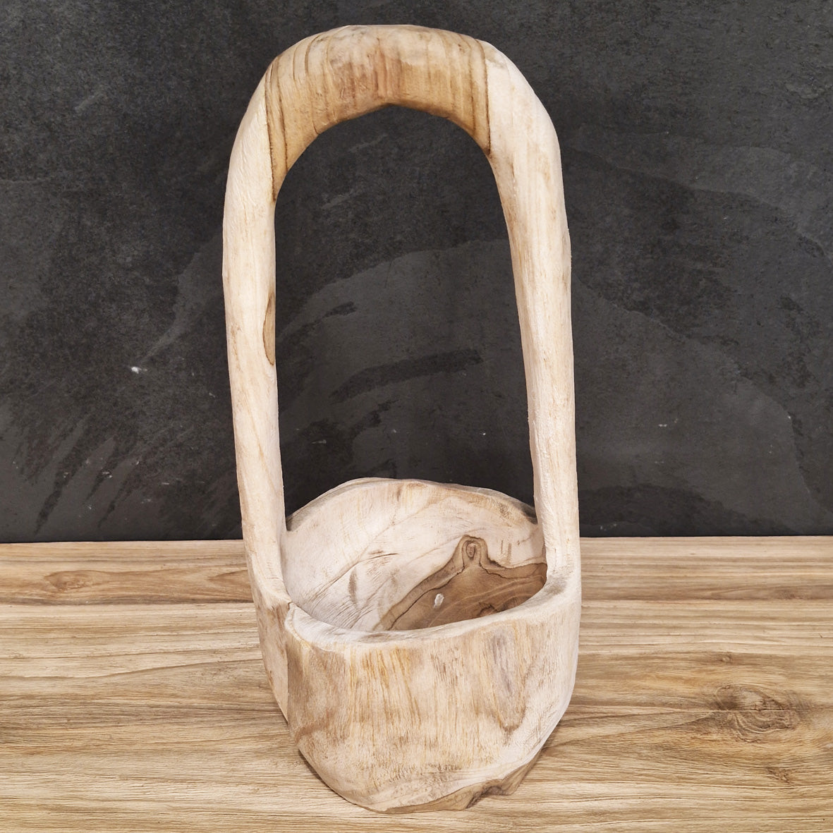 Deko-Badgestaltung aus Teakholz, Körbchen, mit handgefertigten Badaccessoires und stilvollem Design, natürliche Holzoptik.