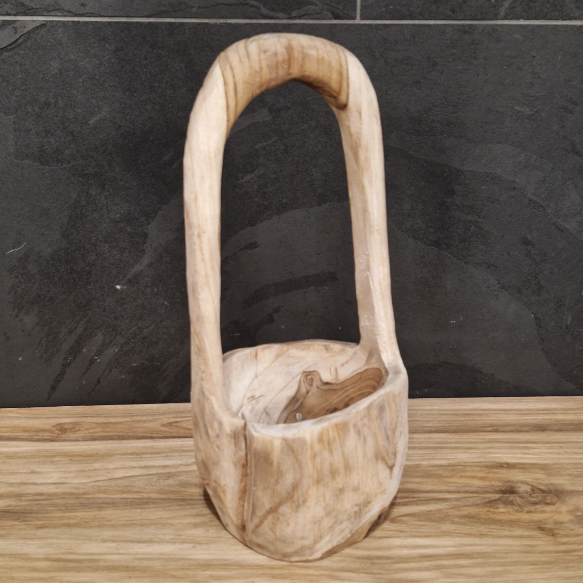 Deko-Badgestaltung aus Teakholz, handgefertigtes Körbchen mit hübscher Maserung, ideal für Badezimmerdekoration.