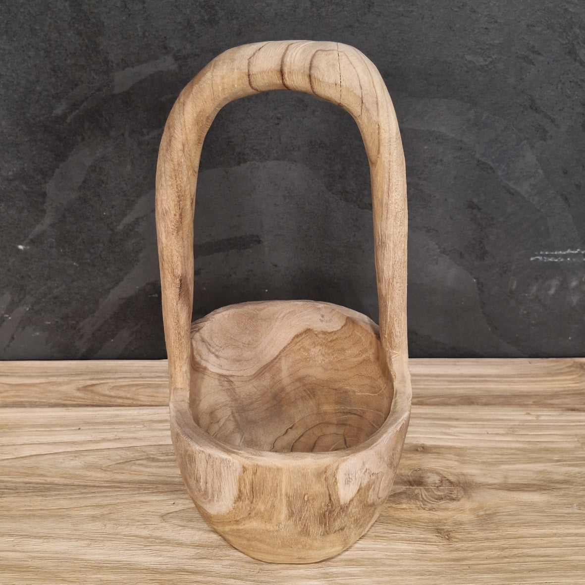 Hölzerne Badgestaltung aus Teakholz in einem Körbchen, dekoratives Badaccessoire mit natürlichem Holzdesign.