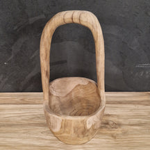 Hölzerne Badgestaltung aus Teakholz in einem Körbchen, dekoratives Badaccessoire mit natürlichem Holzdesign.
