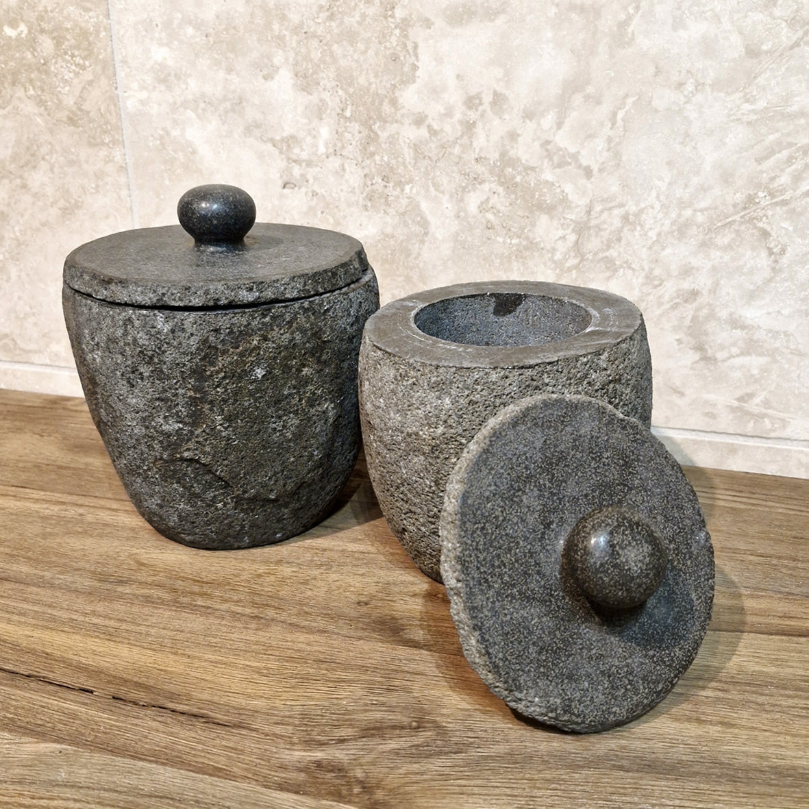 Kosmetikbehälter mit Flussstein-Dekor für Badezimmer, Badgestaltung, natürliche Steinoptik, elegante Badaccessoires