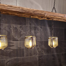Moderne Hängelampe aus Metall mit Holzbalken für Badgestaltung, rechteckiges Design, elegante Beleuchtung, natürliche Atmosphäre