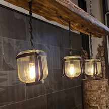 Hängelampe aus Metall in Badgestaltung, lange Holzbalkenlampe mit 160x27x63cm Maße, modernes Design, natürliche Holzoptik