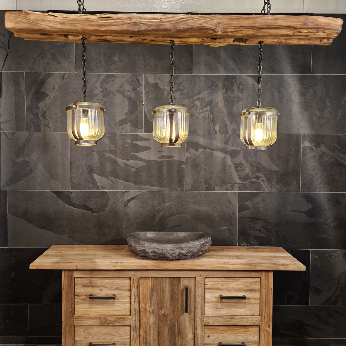 Hängelampe aus Metall mit Holzdesign, ideal für Badgestaltung, zeigt die elegante, moderne Beleuchtung in einem Badezimmer.