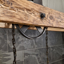 Elegante Hängelampe mit Metallrad und vier Birnen, ideal für Badgestaltung, moderne Beleuchtung für das Badezimmer.