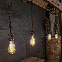 Hängelampe Metallrad mit vier Birnen, moderne Badgestaltung, elegante Beleuchtung für das Badezimmer